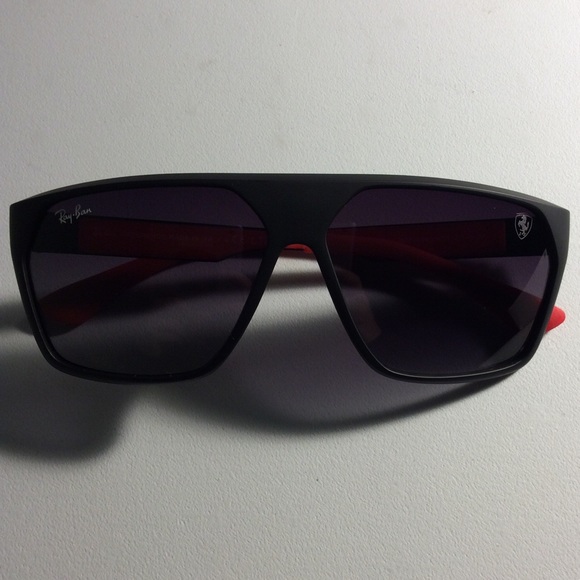 Ray Ban x Ferrari Collection - Picture 1 of 9